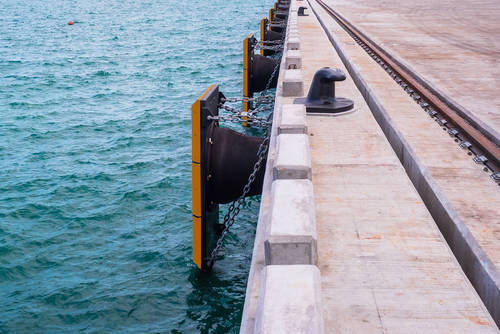 Fender aus orangefarbenem PE-UHMW von Murdotec Kunststoffe garantieren im Offshore- und Hafenbau auch optischen Schutz