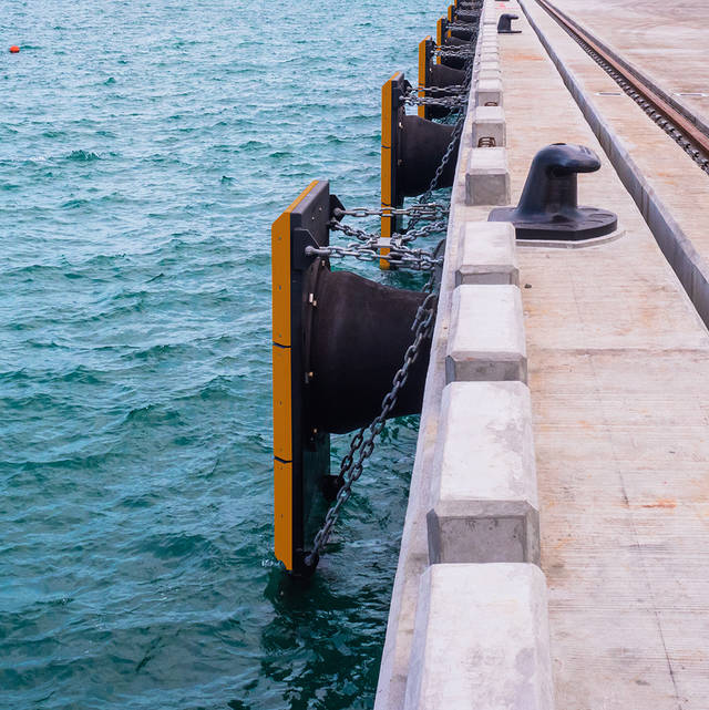 Fender aus orangefarbenem PE-UHMW von Murdotec Kunststoffe garantieren im Offshore- und Hafenbau auch optischen Schutz