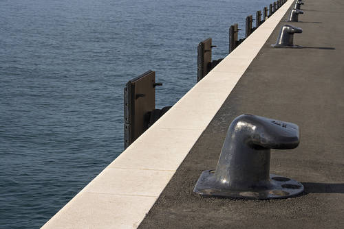 Fender aus orangefarbenem PE-UHMW von Murdotec Kunststoffe garantieren im Offshore- und Hafenbau auch optischen Schutz