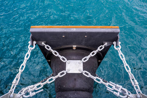 Fender aus orangefarbenem PE-UHMW von Murdotec Kunststoffe garantieren im Offshore- und Hafenbau auch optischen Schutz