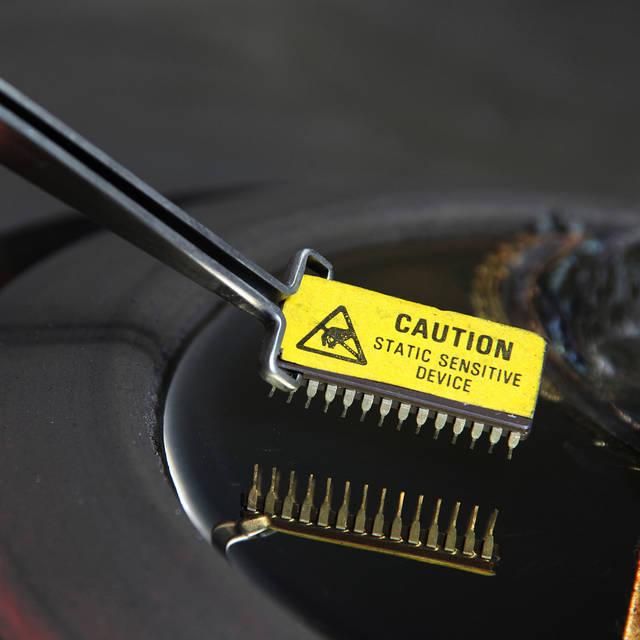 Foto: Lisa Strachan/ shutterstock.com Explosionsgefährdete Bereiche in der Elektroindustrie (ATEX-Norm) erfordern die Verwendung elektrisch ableitender Murdotec Kunststoffe